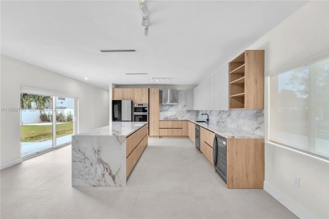 Купить виллу или дом в Майами, Флорида 4 спальни, 248.33м2, № 1975658 - фото 17