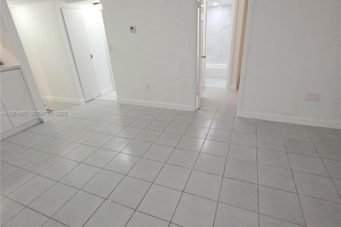 Copropriété à louer à Miami, Floride: 2 chambres, 74.32 m2 № 2007459 - photo 2