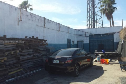 Commercial property in Miami, Florida № 1944957 - photo 3