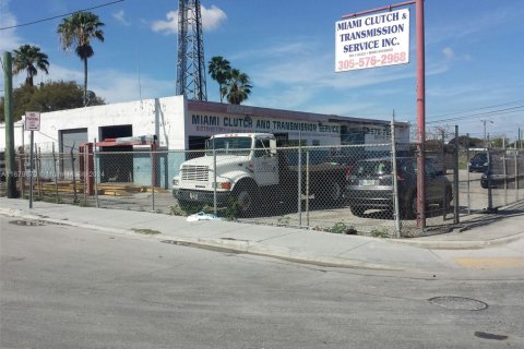 Commercial property in Miami, Florida № 1944957 - photo 1