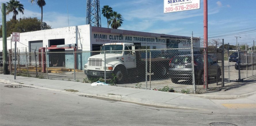 Commercial property in Miami, Florida № 1944957