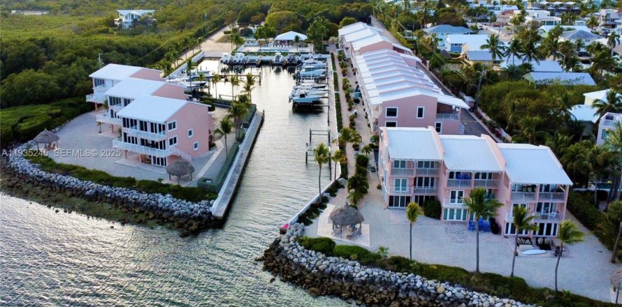 Adosado en Key Largo, Florida 3 dormitorios, 210.05 m2 № 2035873