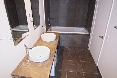 Condominio en venta en Miami, Florida, 1 dormitorio, 73.39 m2 № 2353579 - foto 12