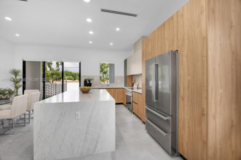 Touwnhouse à vendre à Miami, Floride: 4 chambres, 272.11 m2 № 2421195 - photo 16