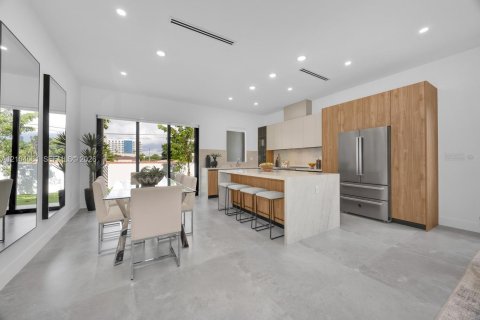 Touwnhouse à vendre à Miami, Floride: 4 chambres, 272.11 m2 № 2421195 - photo 11