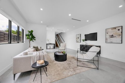 Touwnhouse à vendre à Miami, Floride: 4 chambres, 272.11 m2 № 2421195 - photo 9