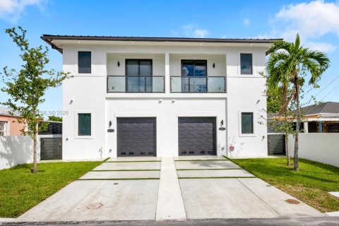 Touwnhouse à Miami, Floride 4 chambres, 272.11 m2 № 2421195