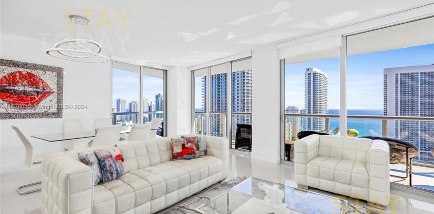 Condominio en Hallandale Beach, Florida, 3 dormitorios № 1933859