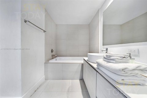 Copropriété à louer à Hallandale Beach, Floride: 3 chambres, 146.51 m2 № 1933859 - photo 28