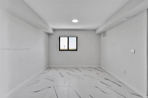Apartment in North Miami, Florida 2 bedrooms, 83.7 sq.m. № 1924907 - photo 11