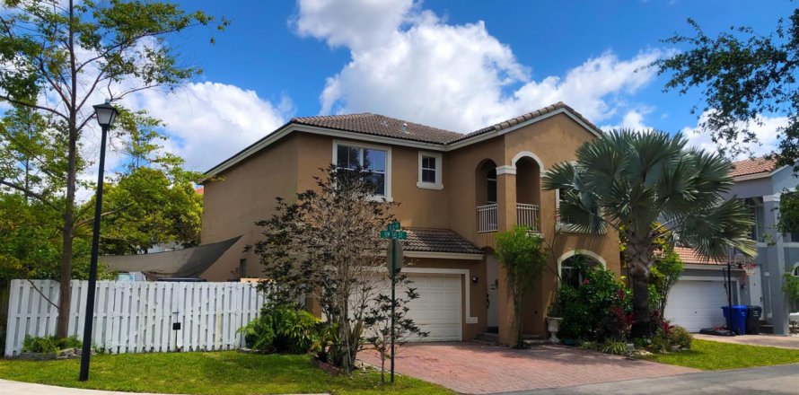 House in Fort Lauderdale, Florida 4 bedrooms, 271.92 sq.m. № 2250756