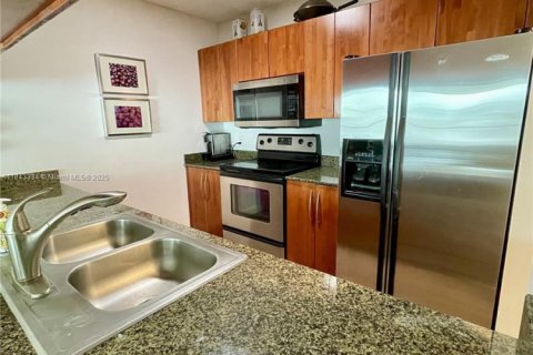 Condo in Miami, Florida, 1 bedroom  № 1836379 - photo 17