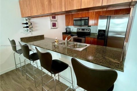 Condo in Miami, Florida, 1 bedroom  № 1836379 - photo 3