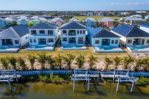 House in Apollo Beach, Florida 5 bedrooms, 296.92 sq.m. № 1546298 - photo 8