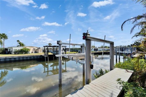 House in Apollo Beach, Florida 5 bedrooms, 296.92 sq.m. № 1546298 - photo 6