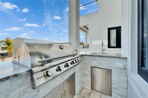 House in Apollo Beach, Florida 5 bedrooms, 296.92 sq.m. № 1546298 - photo 5