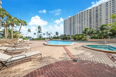 Купить кондоминиум в Майами, Флорида 3 спальни, 150.87м2, № 1974452 - фото 24