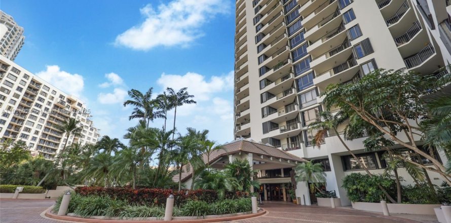 Кондоминиум с 3 спальнями в Майами, Флорида № 1974452