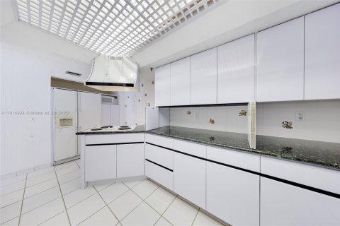 Купить кондоминиум в Майами, Флорида 3 спальни, 150.87м2, № 1974452 - фото 10