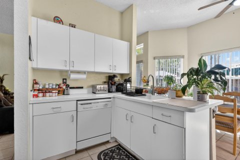 Купить таунхаус в Майами, Флорида 3 комнаты, 181.81м2, № 2077889 - фото 11