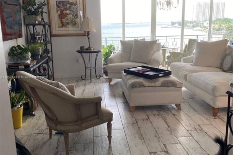 Condo in Miami, Florida, 2 bedrooms  № 1889664 - photo 7