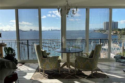 Condo in Miami, Florida, 2 bedrooms  № 1889664 - photo 1