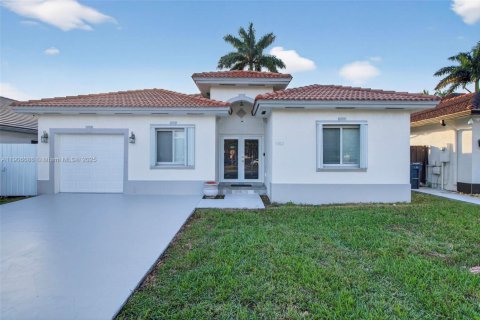 Villa ou maison à vendre à Miami, Floride: 5 chambres, 166.3 m2 № 1963410 - photo 3