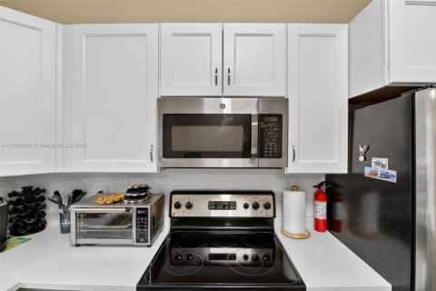 Villa ou maison à vendre à Miami, Floride: 5 chambres, 166.3 m2 № 1963410 - photo 15