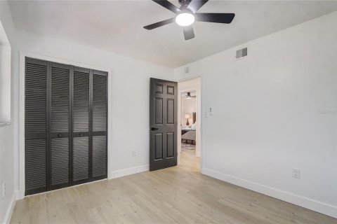 House in Orlando, Florida 5 bedrooms, 220.74 sq.m. № 1831402 - photo 25