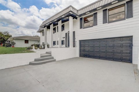 House in Orlando, Florida 5 bedrooms, 220.74 sq.m. № 1831402 - photo 4
