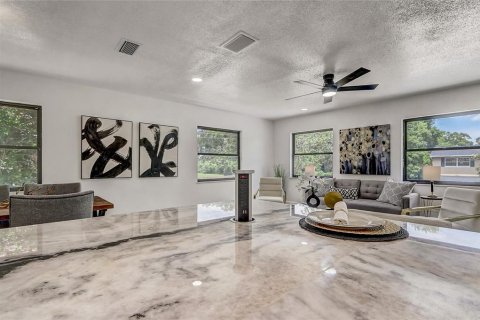 House in Orlando, Florida 5 bedrooms, 220.74 sq.m. № 1831402 - photo 18