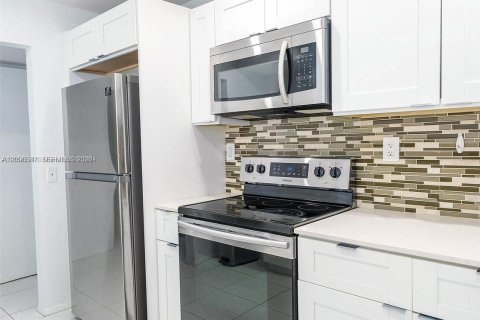 Condo in Hallandale Beach, Florida, 2 bedrooms  № 2390450 - photo 6