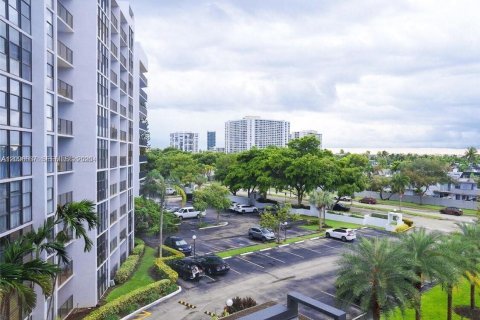 Condo in Hallandale Beach, Florida, 2 bedrooms  № 2390450 - photo 18