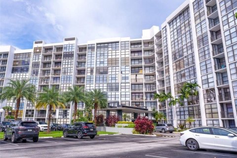 Condo in Hallandale Beach, Florida, 2 bedrooms  № 2390450 - photo 8