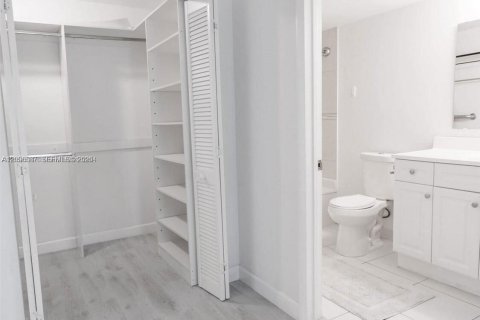 Condo in Hallandale Beach, Florida, 2 bedrooms  № 2390450 - photo 16
