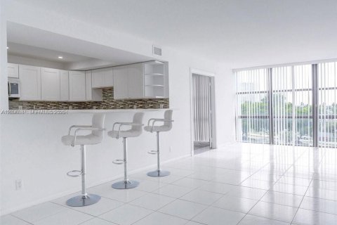 Condo in Hallandale Beach, Florida, 2 bedrooms  № 2390450 - photo 2