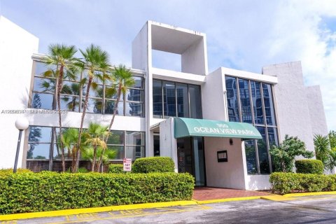 Condo in Hallandale Beach, Florida, 2 bedrooms  № 2390450 - photo 24