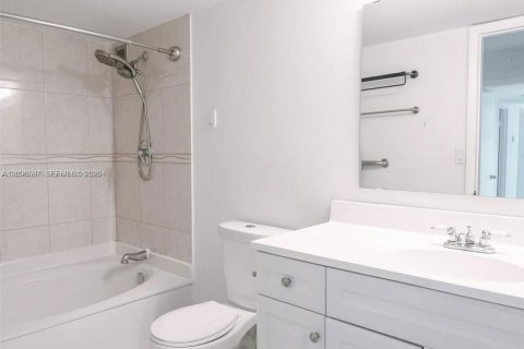 Condo in Hallandale Beach, Florida, 2 bedrooms  № 2390450 - photo 13