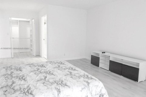 Condo in Hallandale Beach, Florida, 2 bedrooms  № 2390450 - photo 11
