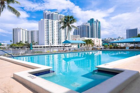 Condo in Hallandale Beach, Florida, 2 bedrooms  № 2390450 - photo 25