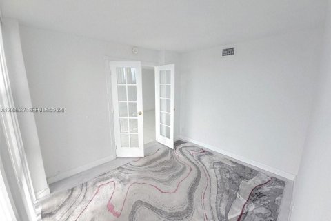 Condo in Hallandale Beach, Florida, 2 bedrooms  № 2390450 - photo 22
