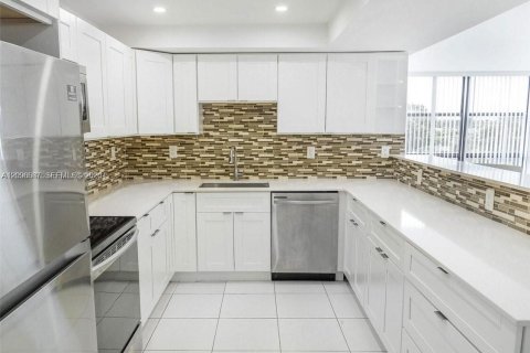 Condo in Hallandale Beach, Florida, 2 bedrooms  № 2390450 - photo 4