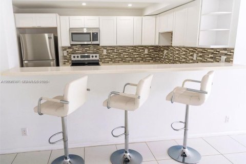 Condo in Hallandale Beach, Florida, 2 bedrooms  № 2390450 - photo 5