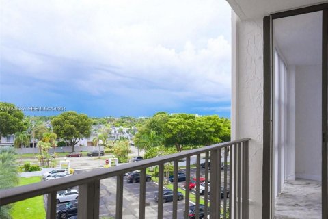 Condo in Hallandale Beach, Florida, 2 bedrooms  № 2390450 - photo 17