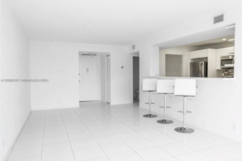Condo in Hallandale Beach, Florida, 2 bedrooms  № 2390450 - photo 3