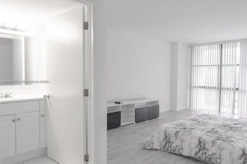 Condo in Hallandale Beach, Florida, 2 bedrooms  № 2390450 - photo 14