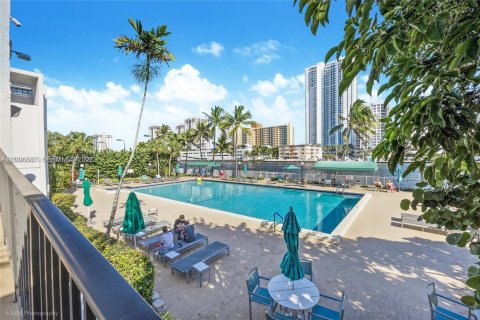 Condo in Hallandale Beach, Florida, 2 bedrooms  № 2390450