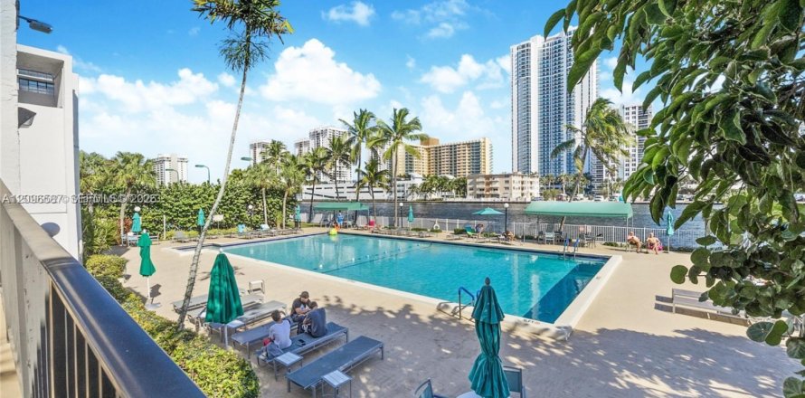 Condo in Hallandale Beach, Florida, 2 bedrooms  № 2390450