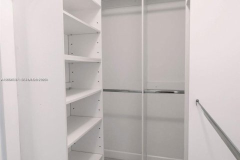 Condo in Hallandale Beach, Florida, 2 bedrooms  № 2390450 - photo 15