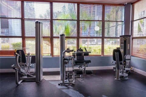 Condo in Hallandale Beach, Florida, 2 bedrooms  № 2390450 - photo 28